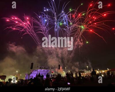 220702-N-IE405-1168 ACTIVITÉ DE SOUTIEN NAVAL NAPLES, Italie (2 juillet 2022) des feux d'artifice illuminent le ciel au-dessus de l'activité de soutien naval (NSA) Naples pendant la Festa Americana, un événement célébrant la Journée de l'indépendance américaine, à la NSA Naples à Gricignano di Aversa, Italie, 2 juillet 2020. NSA Naples est une base opérationnelle à terre qui permet aux forces américaines, alliées et partenaires d'être là où elles sont nécessaires, quand elles sont nécessaires pour assurer la sécurité et la stabilité dans les zones de responsabilité européennes, africaines et centrales. (É.-U. Photo de la marine par le spécialiste des communications de masse 1st classe Indra Beaufort) Banque D'Images