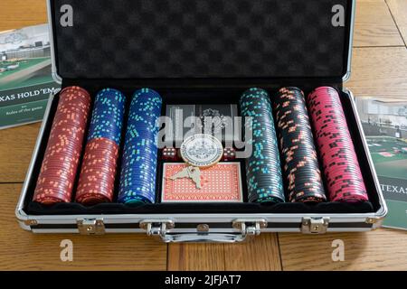 Un étui de poker métallique avec des jetons de mise, des packs de cartes à jouer et un jeton de distributeur pour jouer au Texas Hold'em. Thème - poker, jeu à la maison Banque D'Images