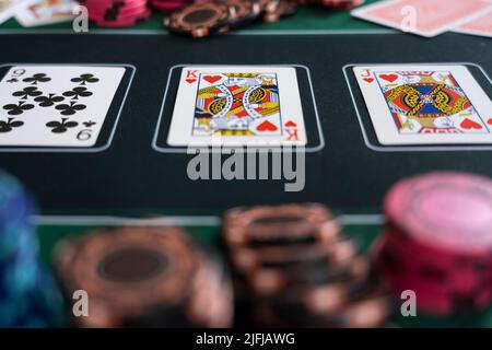 Gros plan des cartes à jouer et des jetons de poker sur un tapis de poker. Concept - stratégie de poker, jeu, Paris, addiction de jeu, le flop Banque D'Images
