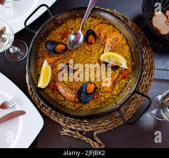 Paella marinera avec crevettes et moules servies sur le frype de fer Banque D'Images