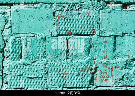 Gros plan sur un mur en briques peintes, peinture écaillée, couleur turquoise vif Banque D'Images