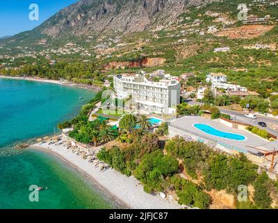 Vue aérienne sur la plage d'Almyros avec des hôtels et stations de luxe à Kato verga kalamata, Grèce. Banque D'Images