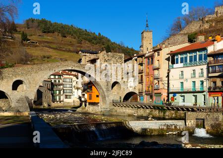 Vue sur le pont dans la ville de Camprodon dans les Pyrénées Banque D'Images