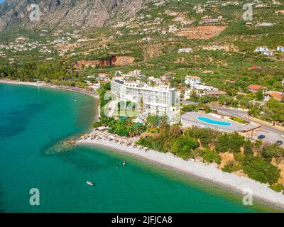 Vue aérienne sur la plage d'Almyros avec des hôtels et stations de luxe à Kato verga kalamata, Grèce. Banque D'Images