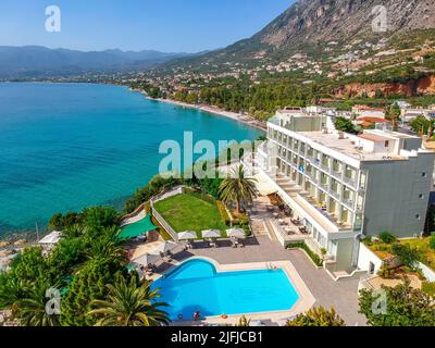 Vue aérienne sur la plage d'Almyros avec des hôtels et stations de luxe à Kato verga kalamata, Grèce. Banque D'Images