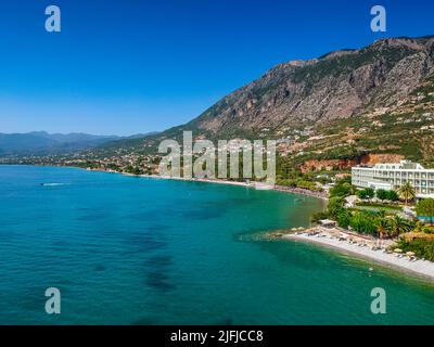 Les touristes apprécient les vacances d'été à la plage d'Almyros dans la ville balnéaire de Kato verga près de Kalamata, Grèce. Banque D'Images