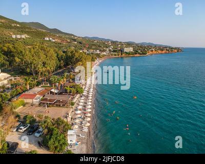 Les touristes apprécient les vacances d'été à la plage d'Almyros dans la ville balnéaire de Kato verga près de Kalamata, Grèce. Banque D'Images