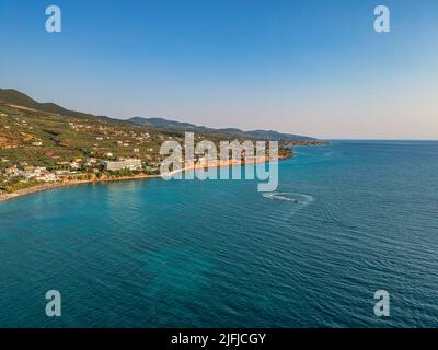 Les touristes apprécient les manèges gonflables remorquables à la plage d'Almyros à Kato Verga, Kalamata, Grèce. Banque D'Images