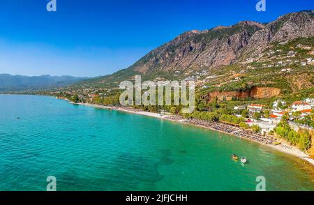 Les touristes apprécient les vacances d'été à la plage d'Almyros dans la ville balnéaire de Kato verga près de Kalamata, Grèce. Banque D'Images