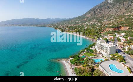 Vue aérienne sur la plage d'Almyros avec des hôtels et stations de luxe à Kato verga kalamata, Grèce. Banque D'Images