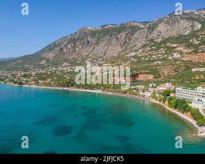 Les touristes apprécient les vacances d'été à la plage d'Almyros dans la ville balnéaire de Kato verga près de Kalamata, Grèce. Banque D'Images