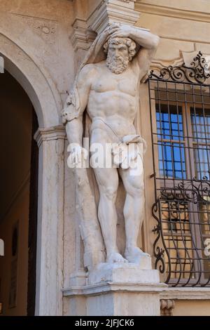 Statue d'Hercule à l'entrée du Palazzo Bianchi, Mantova, Mantoue Italie Banque D'Images