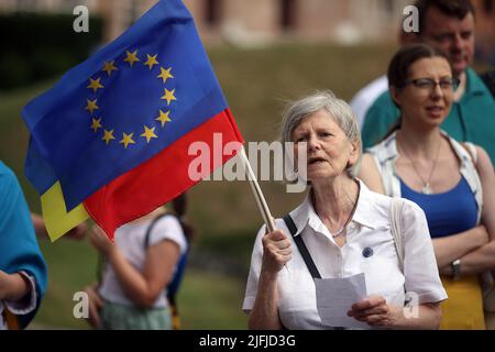 Cracovie, Pologne. 28th juin 2022. Femme tenant des drapeaux de l'Union européenne, de la Pologne et de l'Ukraine pendant la tentative de rupture de record. Des foules se sont rassemblées au château de Wawel à Cracovie pour tenter de briser le record du chant patriotique ukrainien 'Czerwona Kalina'. Crédit : SOPA Images Limited/Alamy Live News Banque D'Images