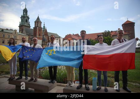 Cracovie, Pologne. 28th juin 2022. Des personnes avec des drapeaux polonais, de l'Union européenne et ukrainien pendant la tentative de rupture de record. Des foules se sont rassemblées au château de Wawel à Cracovie pour tenter de briser le record du chant patriotique ukrainien 'Czerwona Kalina'. Crédit : SOPA Images Limited/Alamy Live News Banque D'Images