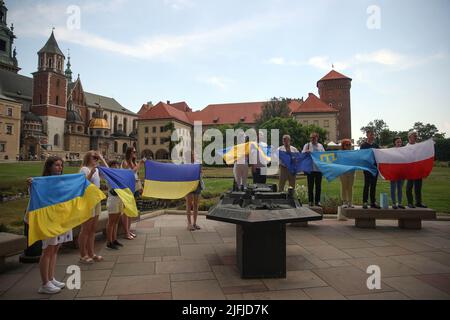 Cracovie, Pologne. 28th juin 2022. Les gens détiennent des drapeaux de l'Union européenne, polonais et ukrainien pendant la tentative de rupture de record. Des foules se sont rassemblées au château de Wawel à Cracovie pour tenter de briser le record du chant patriotique ukrainien 'Czerwona Kalina'. Crédit : SOPA Images Limited/Alamy Live News Banque D'Images