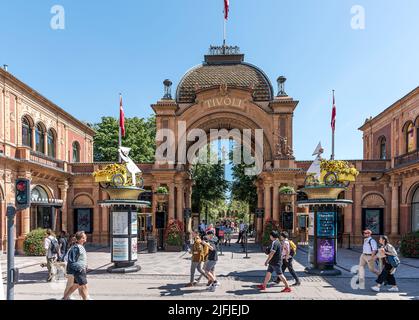 Personnes marchant devant la porte principale des jardins de tivoli à Copenhague, 2 juillet 2022 Banque D'Images