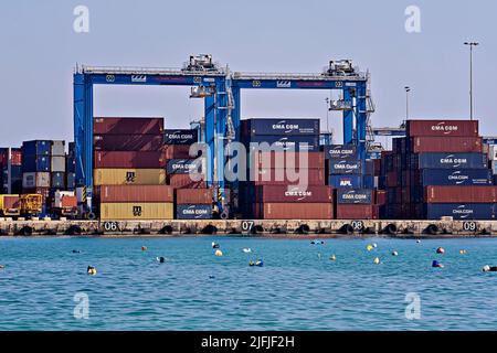 Conteneurs de marchandises empilés dans le port en attente de chargement ou de déchargement à freeport à Birzebbuga, Malte - 24 mars 2019 Banque D'Images