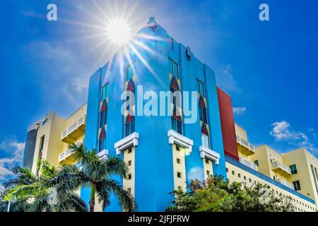 Art Deco Buildings Decorations Sun Beams Miami Beach Florida Miami Beach a de beaux restaurants, boutiques et magasins. L'endroit où aller Banque D'Images