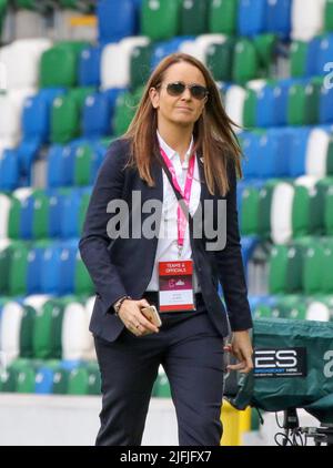 Tournoi final 2017 du Championnat européen des femmes de moins de 19 ans de l'UEFA. 17 août 2017 semi-finale pays-Bas 2 Espagne 3 à Windsor Park, Belfast, Irlande du Nord. Ancien footballeur international féminin d'Irlande du Nord et capitaine Sara Booth au match. Booth deviendra responsable des compétitions féminines à la FIFA. Banque D'Images