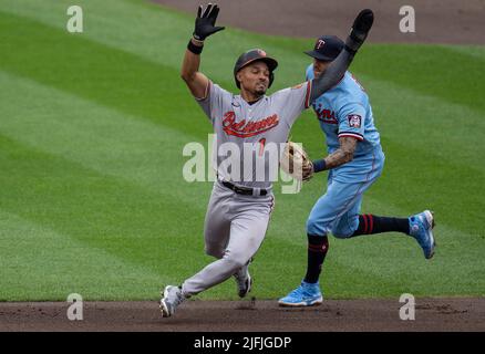 Minneapolis, États-Unis. 03rd juillet 2022. Le second baseman Richie Martin (1) de Baltimore Orioles est étiqueté par le shortstop Carlos Correa (4) de Minnesota Twins dans le cinquième restaurant au magasin Target de Minneapolis, le dimanche, 3 juillet 2022. (Photo par Jerry Holt/Minneapolis Star Tribune/TNS/Sipa USA) crédit: SIPA USA/Alay Live News Banque D'Images