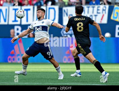 Vancouver, Canada. 3rd juillet 2022. Lucas Cavallini (L) de Vancouver Whitecaps contrôle le ballon lors du match de football de la Ligue majeure (MLS) de 2022 entre Vancouver Whitecaps et le FC de Los Angeles au stade BC place à Vancouver, Canada, 3 juillet 2022. Crédit : Andrew Soong/Xinhua/Alay Live News Banque D'Images