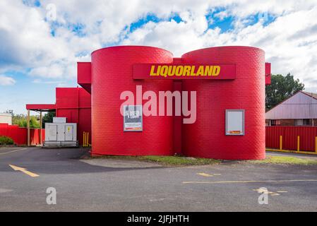 Un bâtiment de style post-moderne en brique rouge vif qui sert actuellement de magasin de bouteilles dans la banlieue de Sydney à Asquith Banque D'Images