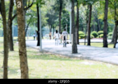 Une image floue du parc naturel urbain montre la façon dont les gens vivent dans le concept de ville écologique et la qualité de vie durable. Banque D'Images