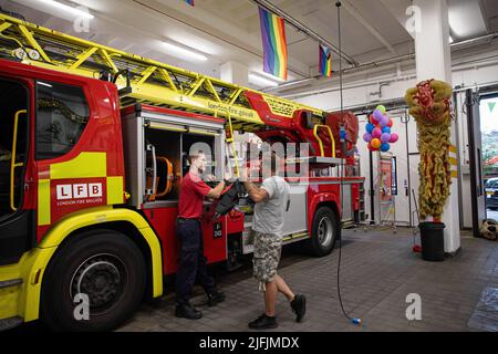 Londres, Royaume-Uni. 02nd juillet 2022. Le personnel de la caserne de pompiers de Londres, dans le centre de Londres, est vu bavarder de façon décontractée à l'intérieur de la gare. La caserne de pompiers de Londres, dans le centre de Londres, a organisé une journée portes ouvertes dans le cadre de la célébration du 50th anniversaire de la fierté de Londres. Crédit : SOPA Images Limited/Alamy Live News Banque D'Images