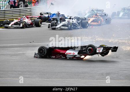 Londres, Grande-Bretagne. 3rd juillet 2022. Zhou Guanyu, pilote chinois d'alfa Romeo, s'écrase au début du Grand Prix britannique de Formule 1 sur le circuit de course automobile Silverstone à Silverstone, en Grande-Bretagne, sur 3 juillet 2022. Credit: Qian Jun/Xinhua/Alay Live News Banque D'Images