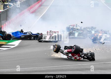 Londres, Grande-Bretagne. 3rd juillet 2022. Zhou Guanyu, pilote chinois d'alfa Romeo, s'écrase au début du Grand Prix britannique de Formule 1 sur le circuit de course automobile Silverstone à Silverstone, en Grande-Bretagne, sur 3 juillet 2022. Credit: Qian Jun/Xinhua/Alay Live News Banque D'Images