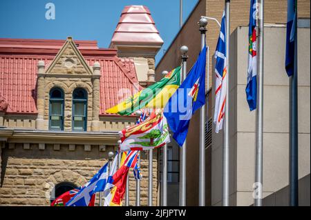 Plusieurs drapeaux provinciaux agitant dans le Wind inn Calgary, Alberta. Banque D'Images