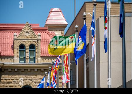 Plusieurs drapeaux provinciaux agitant dans le Wind inn Calgary, Alberta. Banque D'Images