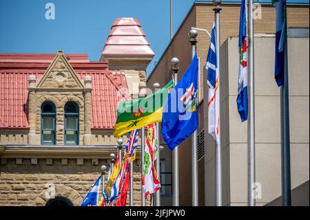 Plusieurs drapeaux provinciaux agitant dans le Wind inn Calgary, Alberta. Banque D'Images