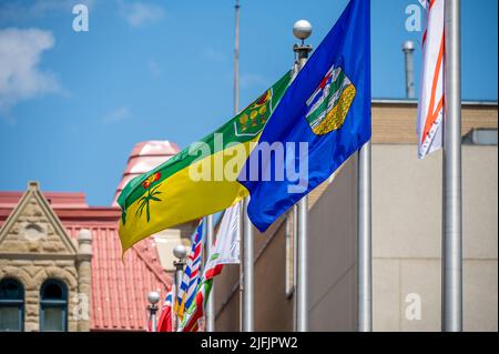 Plusieurs drapeaux provinciaux agitant dans le Wind inn Calgary, Alberta. Banque D'Images