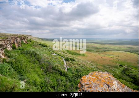 Vues sur le site du patrimoine mondial Head-Smashed-in Buffalo Jump dans le sud de l'Alberta au Canada. Banque D'Images