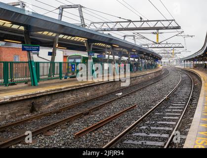 Dublin, Irlande - 5 juin 2022 : passagers sur la plate-forme de la gare Connolly DART Banque D'Images