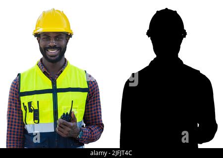 Travailleur noir Africain homme ingénieur contremaître avec radio sourire heureux isolé sur fond blanc Banque D'Images