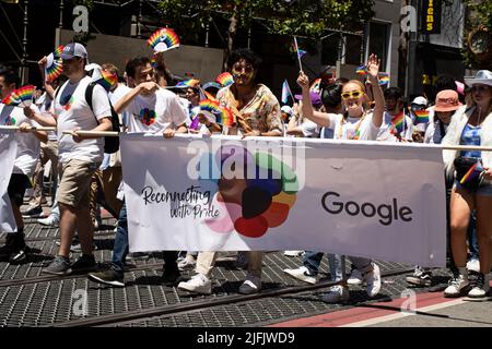 Personnes, de la société Google, participant à la parade de fierté dans la ville. Photo prise 26 juin 2022 à San Francisco, Californie, États-Unis Banque D'Images