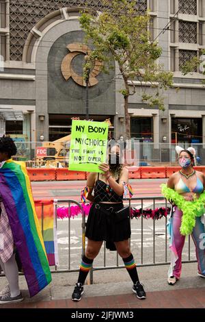 Personne protestant contre la décision de la Cour suprême sur l'avortement en tenant une pancarte sur laquelle est écrit « mon corps mon choix la lutte n'est pas terminée » lors de la parade de fierté. Banque D'Images