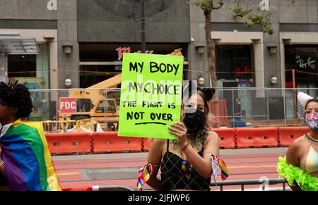 Personne protestant contre la décision de la Cour suprême sur l'avortement en tenant un écriteau qui dit « mon corps mon choix la lutte n'est pas terminée » Banque D'Images
