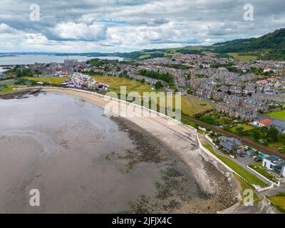 Vue aérienne depuis drone de la plage et de la promenade de Burntisland à Fife, en Écosse, au Royaume-Uni Banque D'Images