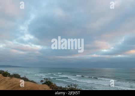 4 juillet 2022, San Diego, CA, États-Unis: Les ciffs, arbres, rochers, lagune, plage, Et l'océan pendant le coucher du soleil d'été à Del Mar, Californie le dimanche, 3 juillet 2022 (Credit image: © Rishi Deka/ZUMA Press Wire) Banque D'Images