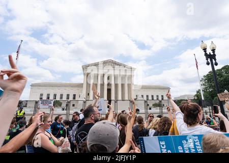 Des manifestants pro-choix, tenant les doigts devant la Cour suprême après le renversement de Roe vs. Wade. Banque D'Images