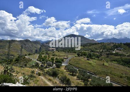 Un village abandonné et paysage de montagne dans la région de Calabre, l'Italie sous un ciel clair Banque D'Images