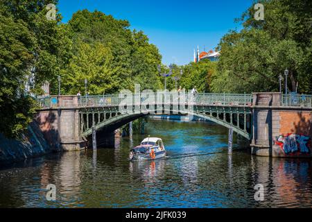 Berlin, Allemagne, juin 2022 : vue sur le pont Admiralbrucke au-dessus du canal Landwehr à la frontière de Neukoln et Kreuzberg à Berlin Banque D'Images