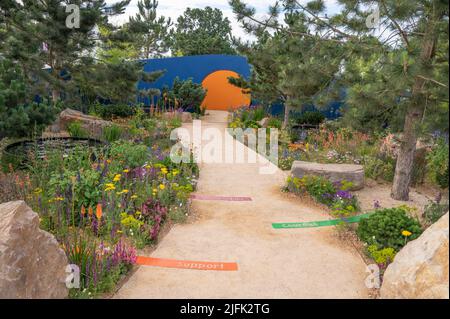 Hampton court Palace, Surrey, Royaume-Uni. 4 juillet 2022. RHS Hampton court Palace Garden Festival Journée de presse pour le plus grand spectacle de fleurs du monde, en cours jusqu'au 9 juillet 2022. Image: Afficher le jardin: Sur le jardin du mur, soutenu par Takeda, designer Matthew Childs. Le jardin est un espace conceptuel qui met en lumière le travail remarquable réalisé par la charité pour enfants Over the Wall (OTW) et la société japonaise de soins de santé Takeda, qui soutient les enfants vivant avec des maladies rares et graves ou un handicap, et leurs familles. Crédit : Malcolm Park/Alay Live News Banque D'Images