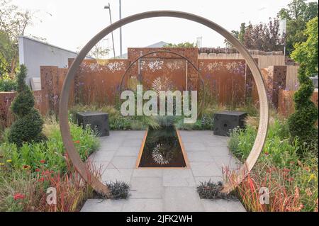 Hampton court Palace, Surrey, Royaume-Uni. 4 juillet 2022. RHS Hampton court Palace Garden Festival Journée de presse pour le plus grand spectacle de fleurs du monde, en cours jusqu'au 9 juillet 2022. Image: Voir le jardin: Sunburst Garden, les designers Charlie Bloom et Simon Webster. Sunburst est un magnifique jardin qui célèbre le travail d'équipe, les compétences individuelles et le savoir-faire ainsi que le bon design, les plantes et la couleur. Le jardin est pour ceux qui aiment le plaisir et le théâtre dans un cadre de jardin. Crédit : Malcolm Park/Alay Live News Banque D'Images