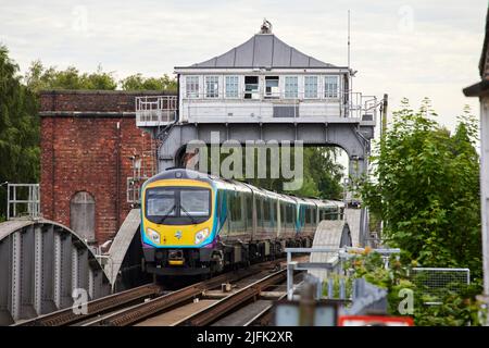 Selby Railway Swing Bridge traversant la rivière Ouse , photo British Rail Class 185 TransPennine Express Banque D'Images