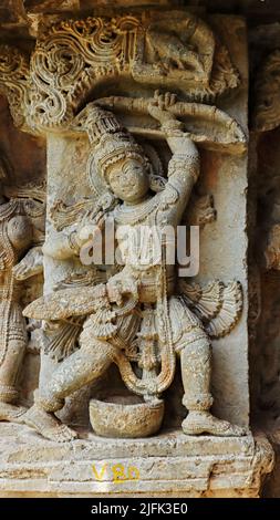 Sculpture d'Arjuna photographiant un poisson en bois en voyant sa réflexion dans un bol d'huile, Temple Chennakeshava, Aralguppe, Tumkur, Karnataka, Inde. Banque D'Images