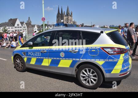 Cologne, Allemagne. 03rd juillet 2022. Lettrage de la police sur une voiture de police, véhicule d'urgence en arrière-plan la vieille ville de Cologne, Gross St. Martin et la cathédrale de Cologne crédit: Horst Galuschka/dpa/Alay Live News Banque D'Images